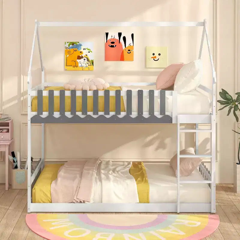 Letto a Castello "Casetta" in Legno Massello di Pino Bianco, con Recinzione e Scaletta, per Bambini