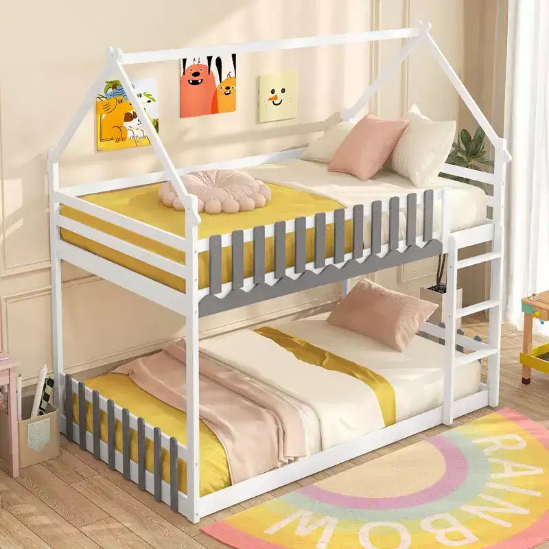 Letto a Castello "Casetta" in Legno Massello di Pino Bianco, con Recinzione e Scaletta, per Bambini
