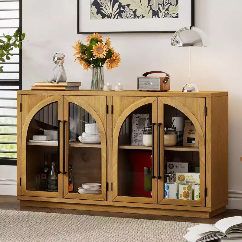 Credenza a 4 ante con ampio spazio contenitivo e ante in vetro e ripiani regolabili