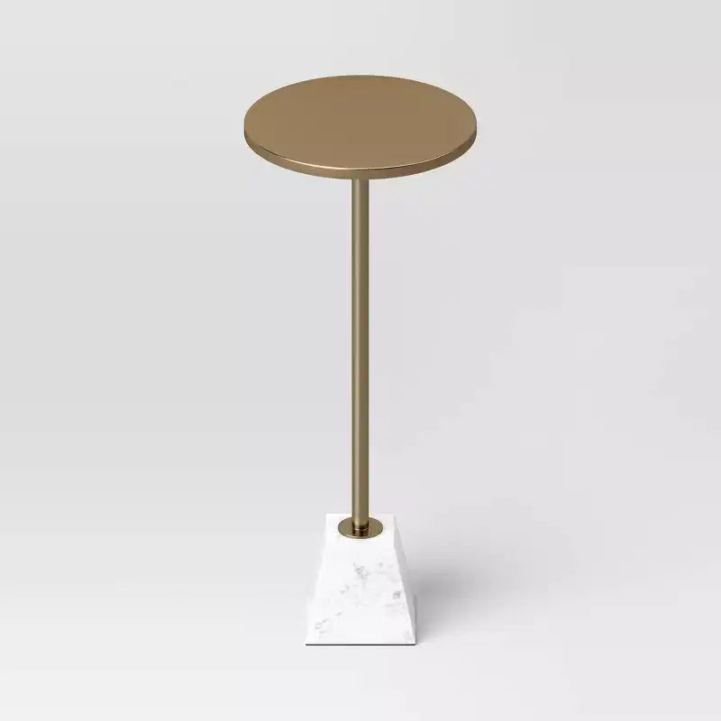 Tavolino Tondo con Piano Effetto Marmo e Base a Candeliere in Ferro Dorato Accento Moderno di Metà Secolo