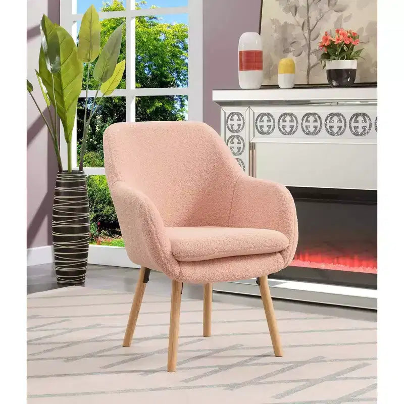 Poltroncina con braccioli Charlotte Wingback in simil montone con struttura in legno di gomma naturale
