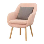 Poltroncina con braccioli Charlotte Wingback in simil montone con struttura in legno di gomma naturale