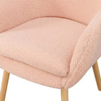 Poltroncina con braccioli Charlotte Wingback in simil montone con struttura in legno di gomma naturale