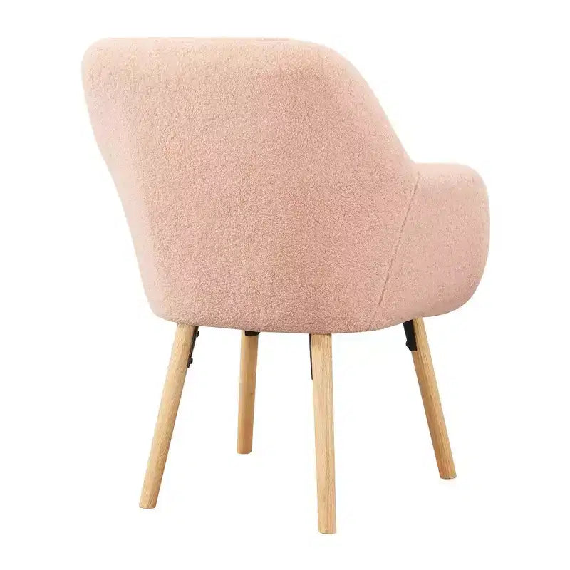 Poltroncina con braccioli Charlotte Wingback in simil montone con struttura in legno di gomma naturale