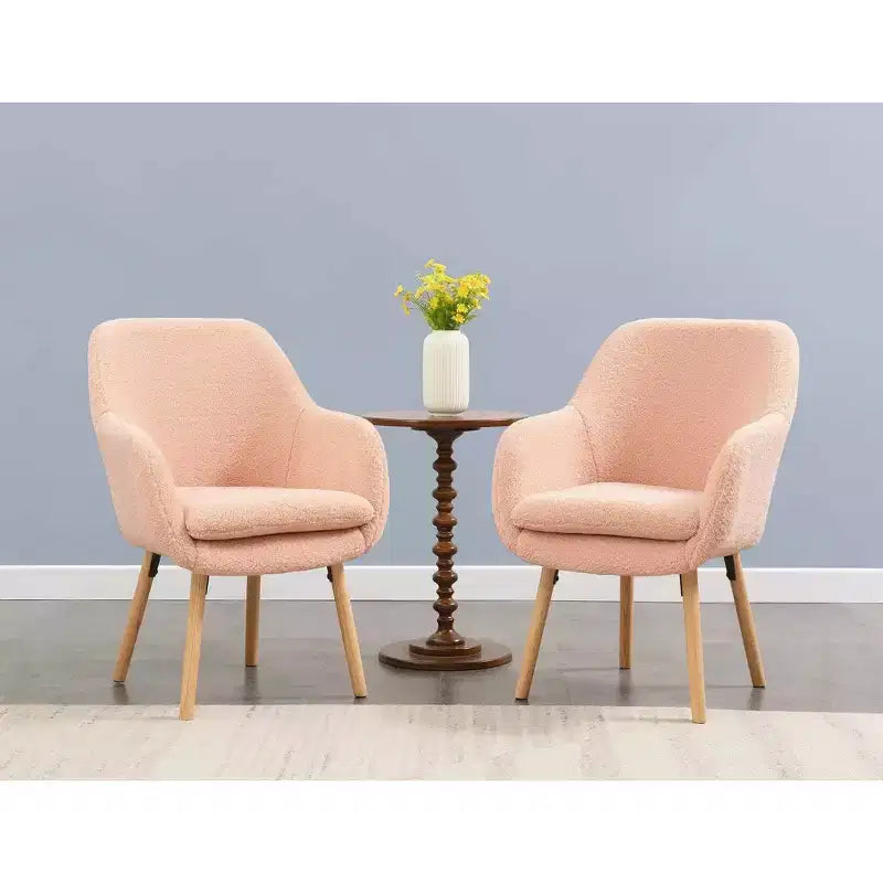 Poltroncina con braccioli Charlotte Wingback in simil montone con struttura in legno di gomma naturale