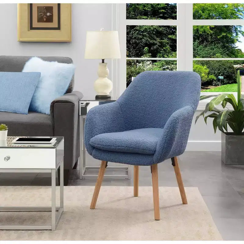 Poltroncina con braccioli Charlotte Wingback in simil montone con struttura in legno di gomma naturale