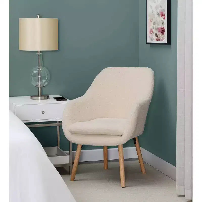 Poltroncina con braccioli Charlotte Wingback in simil montone con struttura in legno di gomma naturale