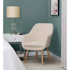 Poltroncina con braccioli Charlotte Wingback in simil montone con struttura in legno di gomma naturale