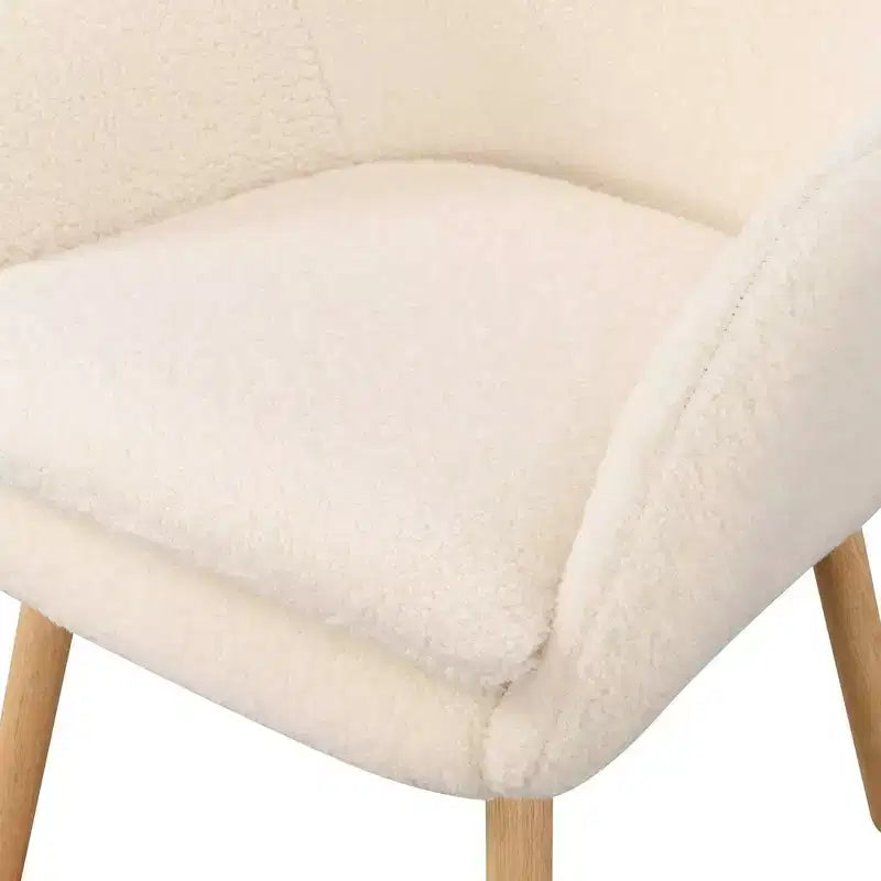 Poltroncina con braccioli Charlotte Wingback in simil montone con struttura in legno di gomma naturale