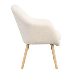 Poltroncina con braccioli Charlotte Wingback in simil montone con struttura in legno di gomma naturale