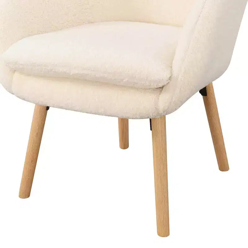 Poltroncina con braccioli Charlotte Wingback in simil montone con struttura in legno di gomma naturale