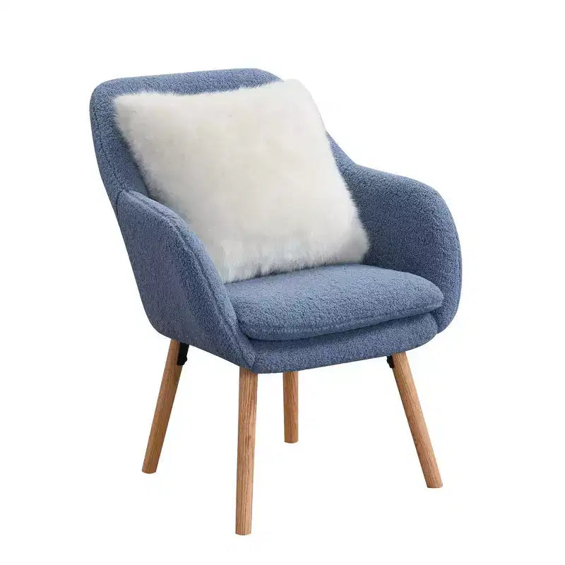 Poltroncina con braccioli Charlotte Wingback in simil montone con struttura in legno di gomma naturale