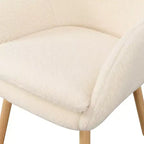 Poltroncina con braccioli Charlotte Wingback in simil montone con struttura in legno di gomma naturale