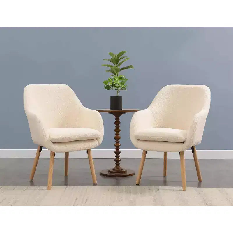 Poltroncina con braccioli Charlotte Wingback in simil montone con struttura in legno di gomma naturale