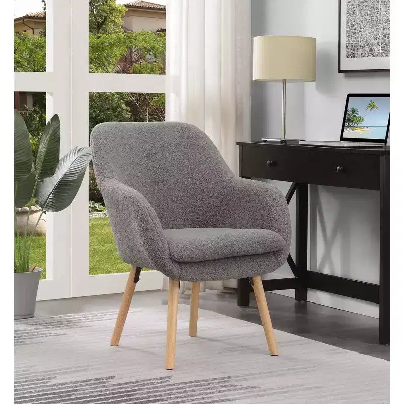 Poltroncina con braccioli Charlotte Wingback in simil montone con struttura in legno di gomma naturale