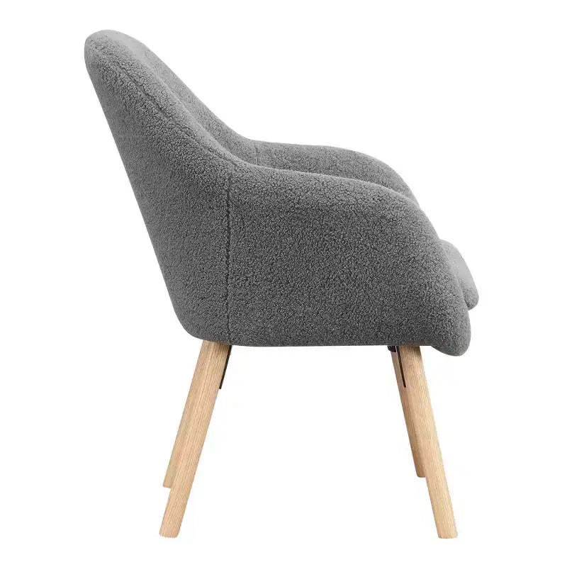 Poltroncina con braccioli Charlotte Wingback in simil montone con struttura in legno di gomma naturale