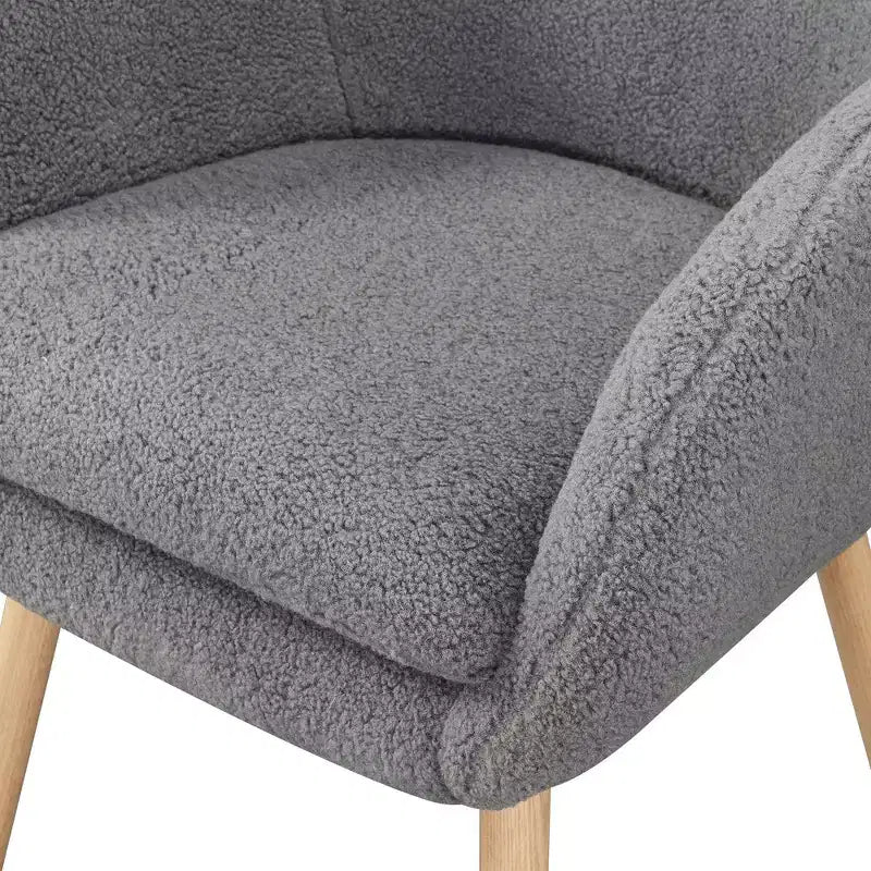Poltroncina con braccioli Charlotte Wingback in simil montone con struttura in legno di gomma naturale