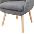 Poltroncina con braccioli Charlotte Wingback in simil montone con struttura in legno di gomma naturale