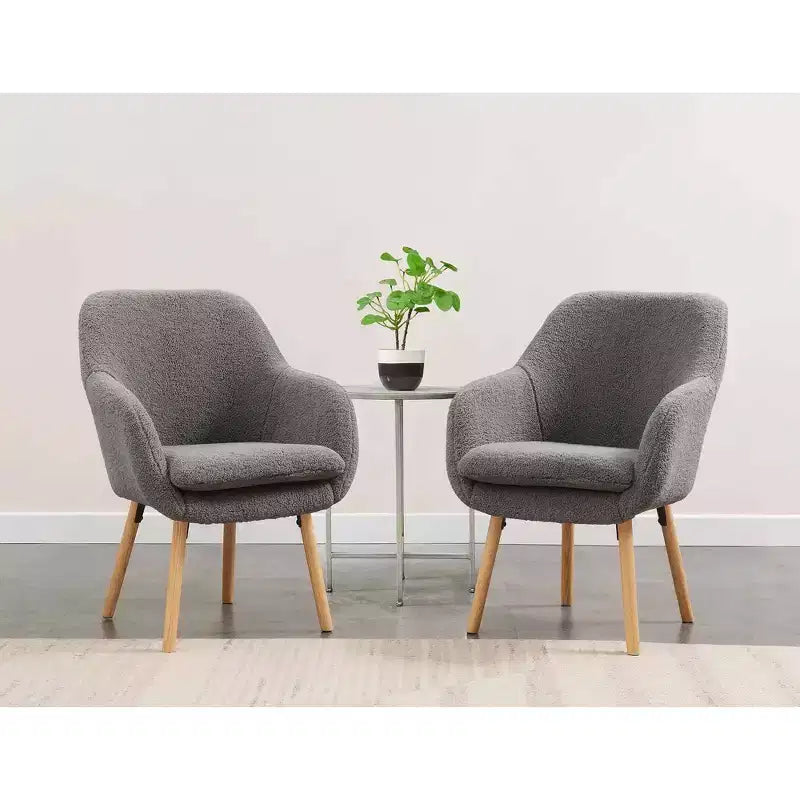 Poltroncina con braccioli Charlotte Wingback in simil montone con struttura in legno di gomma naturale