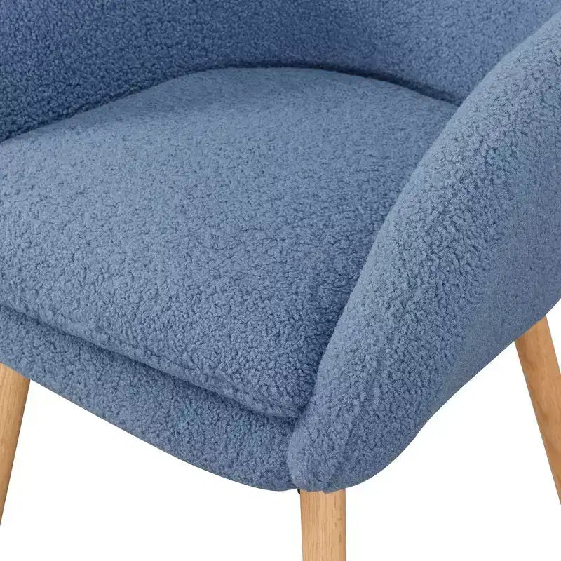 Poltroncina con braccioli Charlotte Wingback in simil montone con struttura in legno di gomma naturale