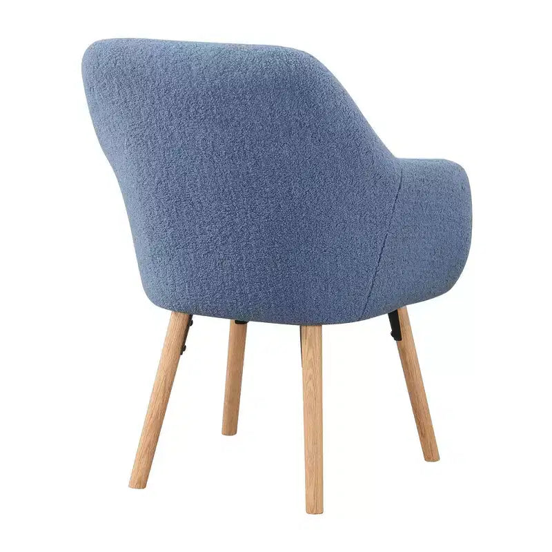 Poltroncina con braccioli Charlotte Wingback in simil montone con struttura in legno di gomma naturale