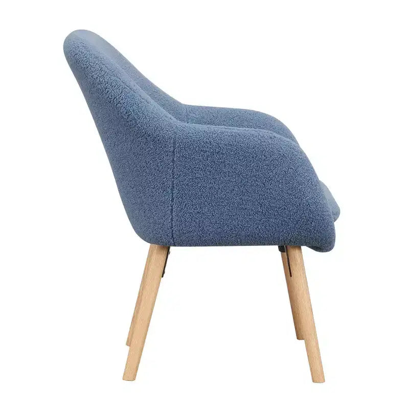 Poltroncina con braccioli Charlotte Wingback in simil montone con struttura in legno di gomma naturale