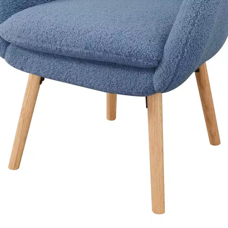 Poltroncina con braccioli Charlotte Wingback in simil montone con struttura in legno di gomma naturale