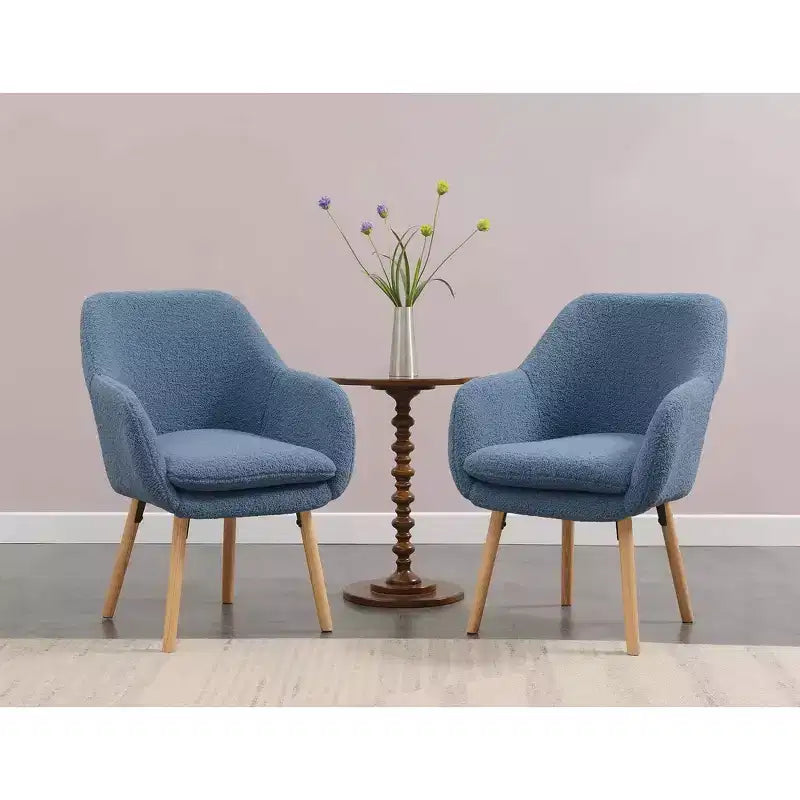 Poltroncina con braccioli Charlotte Wingback in simil montone con struttura in legno di gomma naturale