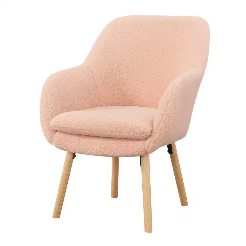 Poltroncina con braccioli Charlotte Wingback in simil montone con struttura in legno di gomma naturale